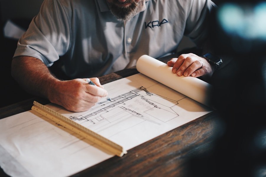 Engenheiro civil analisando planta e documentação técnica de projeto no Litoral Norte SC